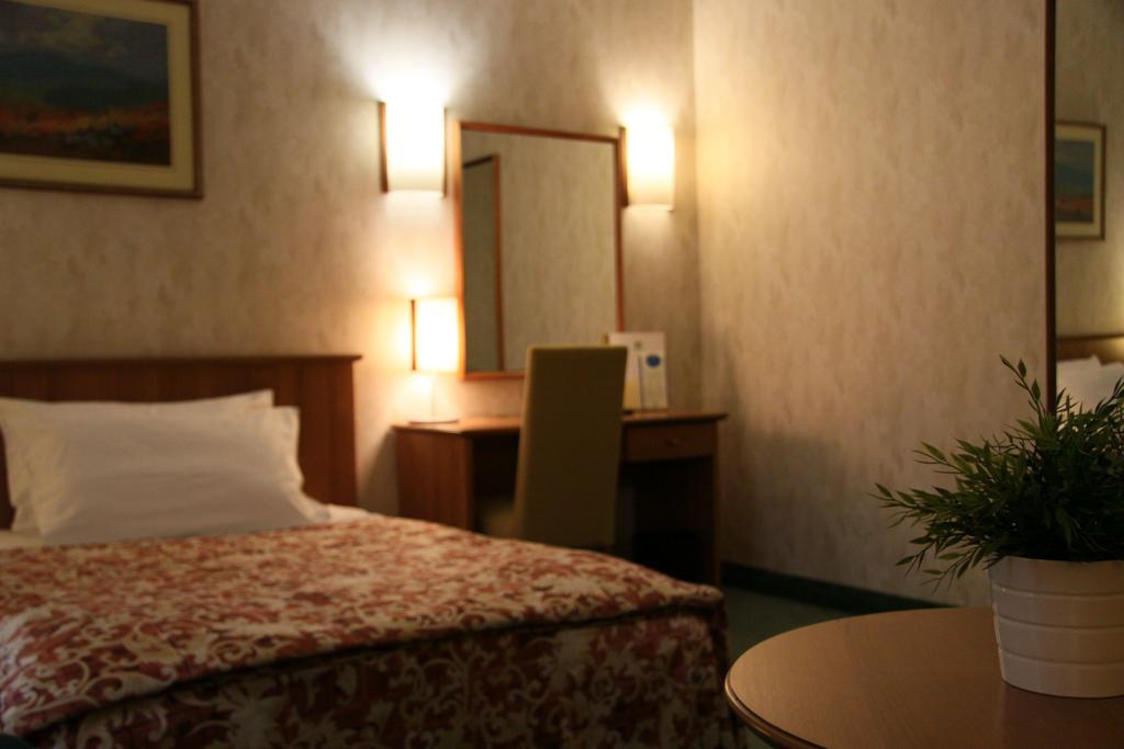 Hotel Karpos Skopje Zimmer foto